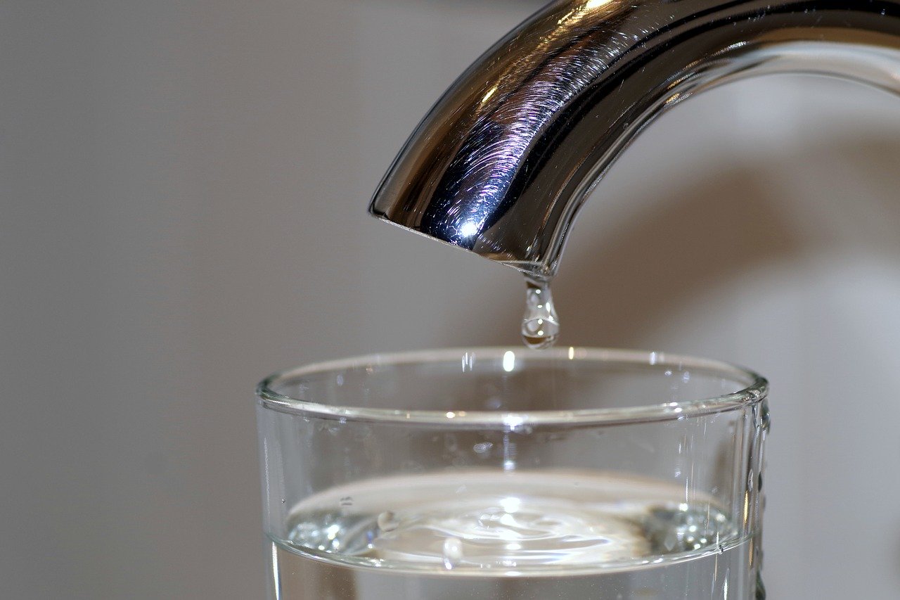 グラスやコップの水がクサイ原因とニオイを解決する方法